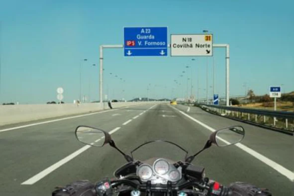 A condução em auto-estrada implica: — pergunta R10Q0001 do exame de código IMT