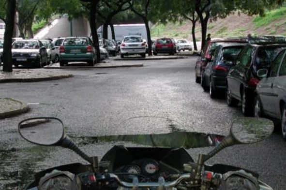Na condução de um motociclo de duas rodas em curva e com piso molhado, a acção da força centrifuga potencia: — pergunta R10Q0003 do exame de código IMT