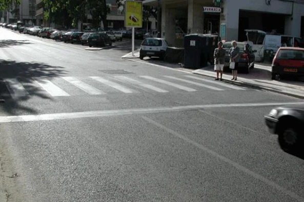 A condução defensiva manifesta-se por: — pergunta R10Q0012 do exame de código IMT