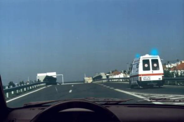 Circulo numa auto-estrada. Quem tem o dever de ceder a passagem, nesta situação? — pergunta R10Q0039 do exame de código IMT
