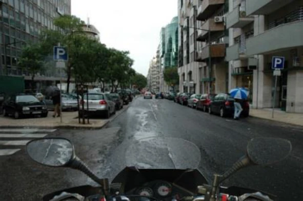 Ao realizar uma travagem em piso molhado, um dos principais motivos que pode levar um motociclo a entrar em derrapagem é: — pergunta R10Q0057 do exame de código IMT