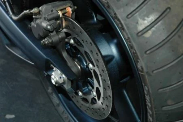 Na condução de um motociclo a velocidades mais elevadas, durante a travagem, cabe ao travão da retaguarda: — pergunta R10Q0064 do exame de código IMT