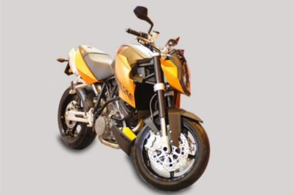 Se os amortecedores de um motociclo estiverem descarregados, o condutor nota: — pergunta R10Q0097 do exame de código IMT
