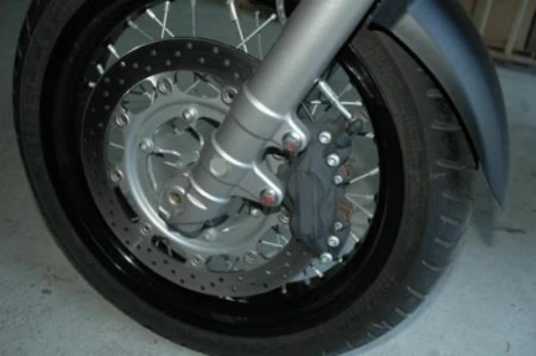 Uma pressão excessiva do pneu da frente de um motociclo pode implicar que: — pergunta R10Q0120 do exame de código IMT