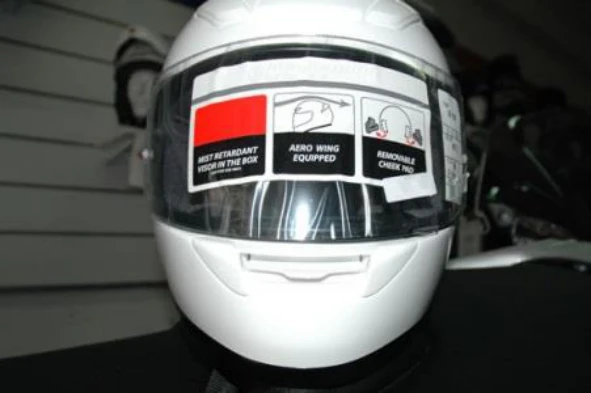 Na aquisição de um capacete integral (com protecção da face e do maxilar), devidamente homologado, o utilizador deve ter em atenção: — pergunta R10Q0123 do exame de código IMT