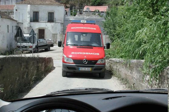 O veículo dos bombeiros está mais próximo do local em que o cruzamento é possível. Quem deve recuar? — pergunta R10Q0127 do exame de código IMT