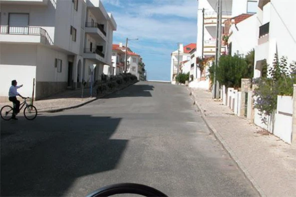 Neste entroncamento, o condutor do velocípede deve ceder a passagem, porque: — pergunta R10Q0133 do exame de código IMT
