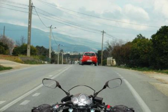 Na condução de um motociclo, qual o factor que mais influencia a distância de segurança? — pergunta R10Q0208 do exame de código IMT