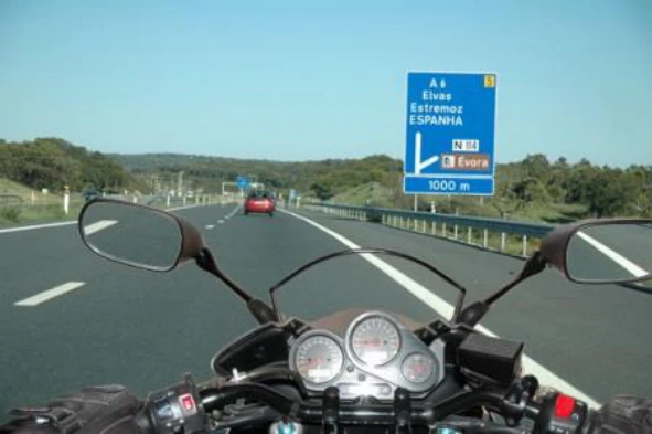 Na realização de qualquer manobra em auto-estrada os condutores de motociclos devem ter especial atenção: — pergunta R10Q0231 do exame de código IMT