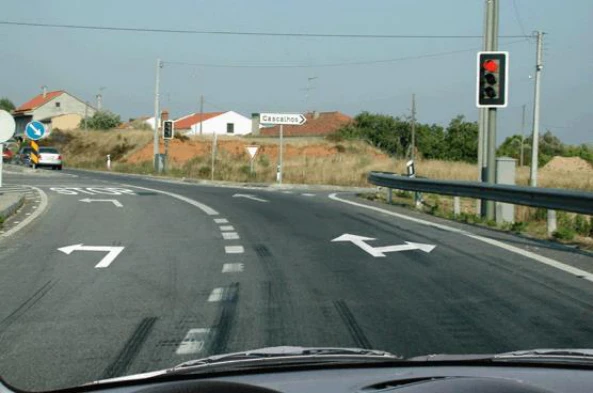 Neste momento, ao transitar na via da direita sou obrigado a: — pergunta R10Q0256 do exame de código IMT