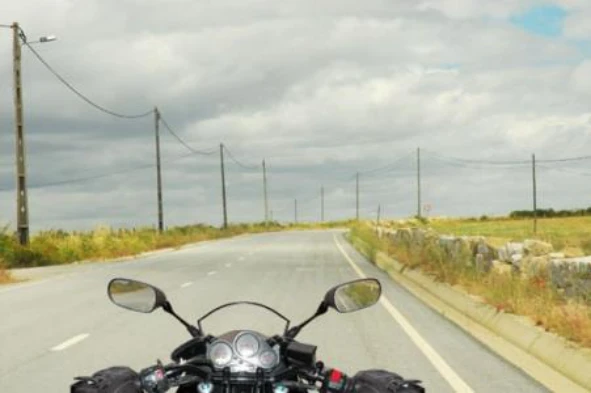 Se, em andamento, um motociclista verificar que o capacete se desapertou deve: — pergunta R10Q0258 do exame de código IMT