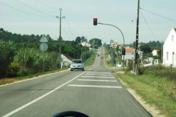 Como devo proceder perante a luz vermelha dos sinais luminosos? — pergunta R10Q0315 do exame de código IMT