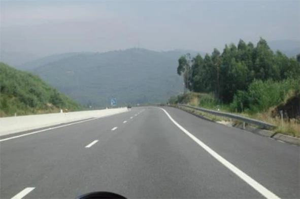 Ao circular em auto-estrada estou obrigado a circular: — pergunta R10Q0360 do exame de código IMT