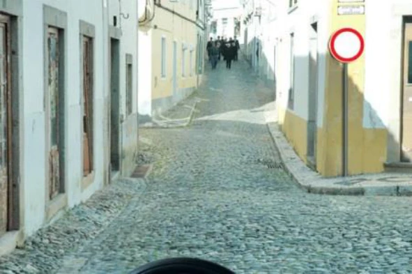 O sinal de proibição permite o trânsito a: — pergunta R10Q0381 do exame de código IMT