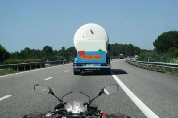 Ao circular nesta via pública, o condutor de um motociclo deve: — pergunta R10Q0393 do exame de código IMT