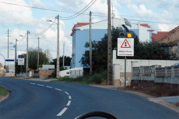 O que significam as luzes amarelas acendendo alternadamente? — pergunta R10Q0394 do exame de código IMT