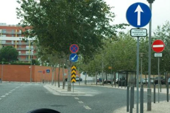 O sinal de obrigação de contornar placa ou obstáculo: — pergunta R10Q0398 do exame de código IMT