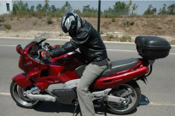 A principal vantagem de se olear a corrente de um motociclo é: — pergunta R11Q0007 do exame de código IMT
