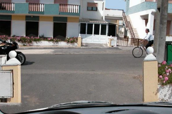 O condutor do motociclo: — pergunta R11Q0025 do exame de código IMT