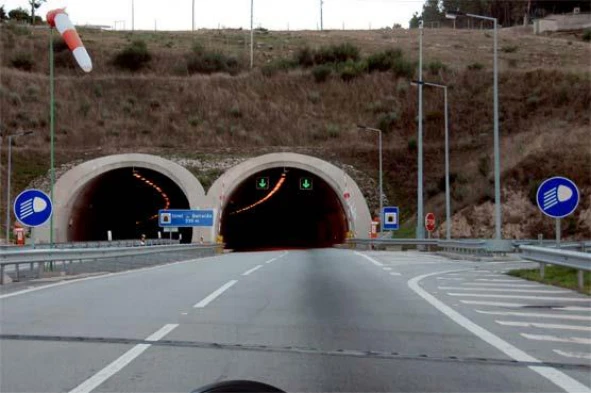 Ao entrar neste túnel, um condutor: — pergunta R11Q0026 do exame de código IMT
