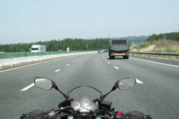 Numa ultrapassagem, o motociclista pode levantar a roda a frente? — pergunta R11Q0035 do exame de código IMT