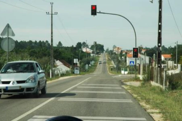 Como devem proceder os condutores de veículos que transitem em serviço de urgência perante o sinal luminoso vermelho? — pergunta R11Q0036 do exame de código IMT
