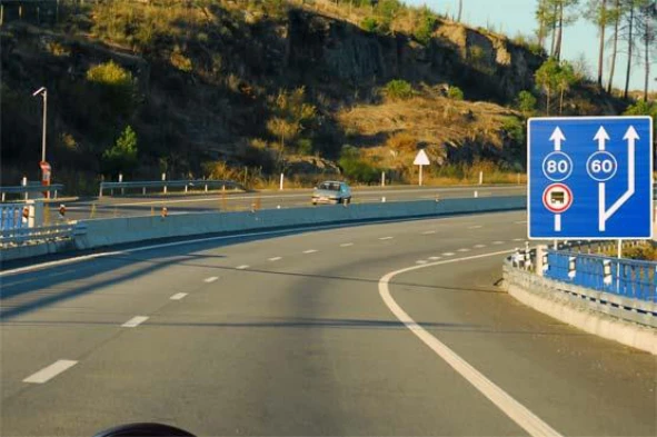 De acordo com a sinalização vertical, os condutores de automóveis pesados: — pergunta R11Q0037 do exame de código IMT