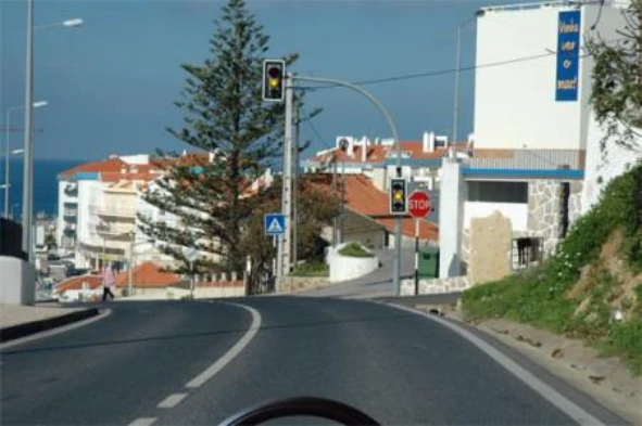 Nesta situação, perante a sinalização luminosa amarela não intermitente: — pergunta R11Q0066 do exame de código IMT