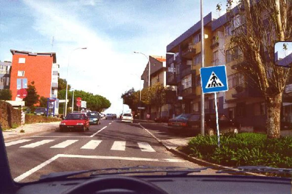 Conduzo um automóvel ligeiro numa localidade. Posso circular a mais de 50 Km/h ? — pergunta R11Q0086 do exame de código IMT