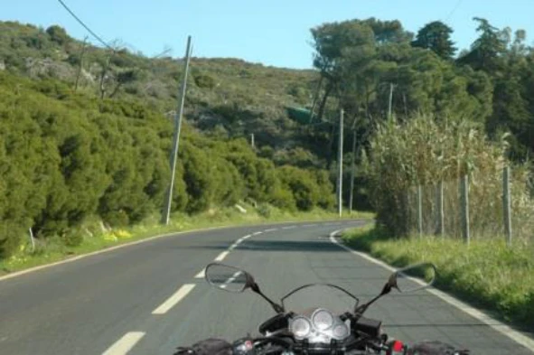 Se, durante a condução de um motociclo, o condutor usar auscultadores sonoros: — pergunta R11Q0092 do exame de código IMT