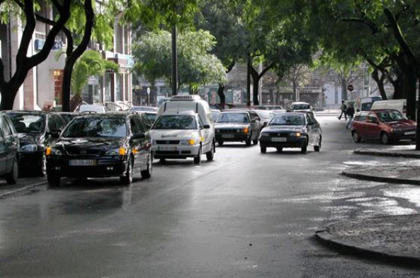 Os condutores dos veículos estacionados em segunda fila: — pergunta R11Q0093 do exame de código IMT
