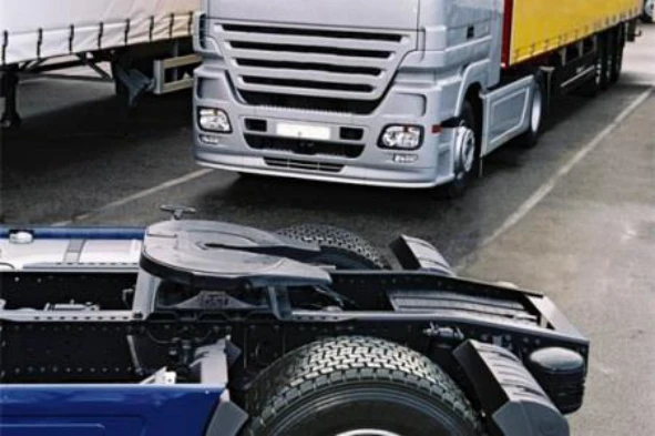 A ligação física de tracção entre um veículo tractor pesado e um semi- reboque destinados ao transporte rodoviário de mercadorias, é feito através de: — pergunta R11Q0095 do exame de código IMT