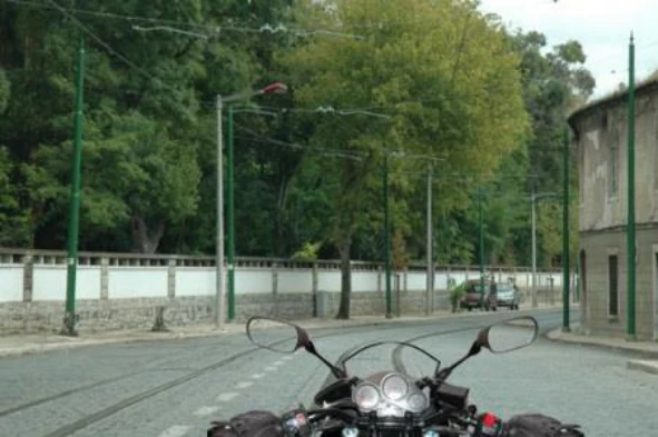 Sempre que um motociclista tenha que passar sobre os carris dos eléctricos, deve: — pergunta R11Q0114 do exame de código IMT