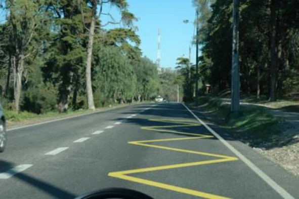 Qual o significado da linha amarela em ziguezague? — pergunta R11Q0123 do exame de código IMT