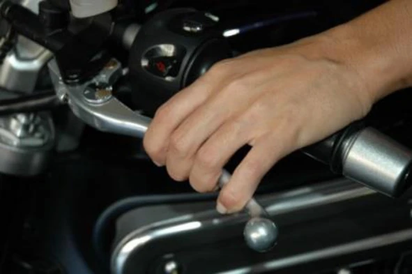 Na condução dum motociclo de duas rodas e durante a travagem, a utilização correcta dos dois travões em simultâneo é susceptível de: — pergunta R11Q0140 do exame de código IMT
