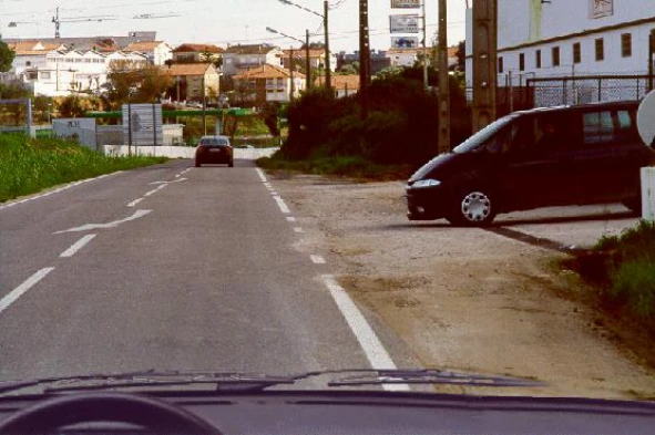 O automóvel da direita sai de um caminho particular. Devo: — pergunta R11Q0143 do exame de código IMT