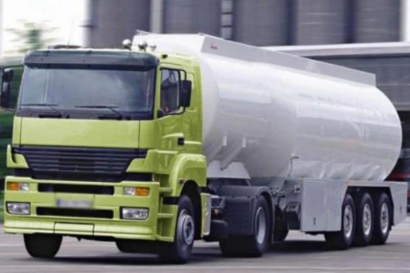 O condutor que efectue o transporte de uma mercadoria líquida em automóvel pesado, e verifique uma fuga do líquido transportado, deve: — pergunta R11Q0144 do exame de código IMT