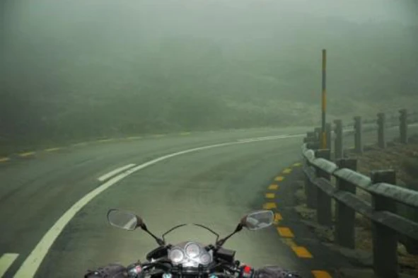 Ao curvar com um motociclo devo saber que: — pergunta R11Q0172 do exame de código IMT