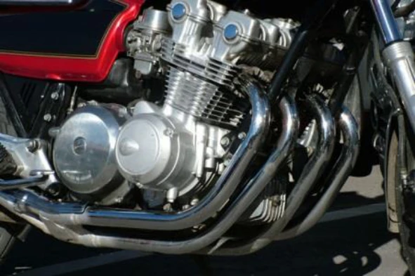 Os motores a quatro tempos que equipam determinados motociclos, têm que possuir, pelo menos: — pergunta R11Q0173 do exame de código IMT