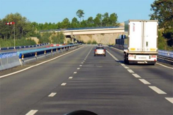 Ao ultrapassar o automóvel pesado, que comportamento devo esperar do seu condutor? — pergunta R11Q0187 do exame de código IMT
