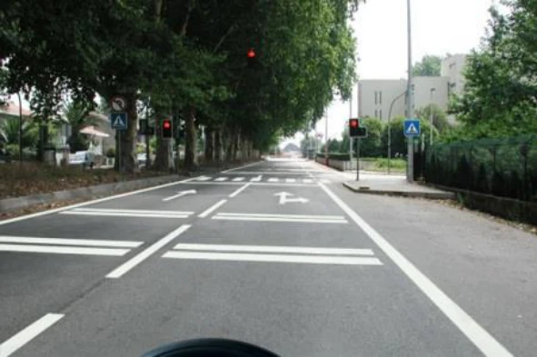A sequência de pares de linhas transversais de cor branca que se encontram no pavimento, servem para indicar aos condutores: — pergunta R11Q0188 do exame de código IMT
