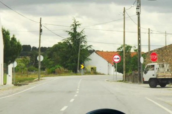 O que devo esperar do comportamento do condutor que se apresenta à minha direita? — pergunta R11Q0216 do exame de código IMT