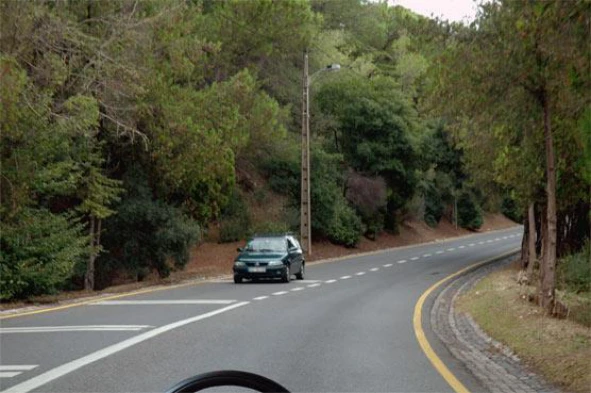 A linha contínua amarela junto ao limite direito da faixa de rodagem indica-me: — pergunta R11Q0221 do exame de código IMT