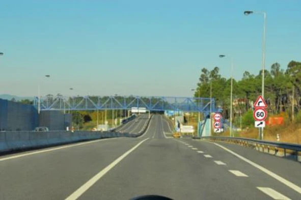 A via de abrandamento destina-se a permitir que os veículos: — pergunta R11Q0223 do exame de código IMT