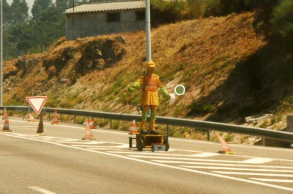 As marcas rodoviárias sobre as quais se encontra o robot, tem a designação de: — pergunta R11Q0237 do exame de código IMT