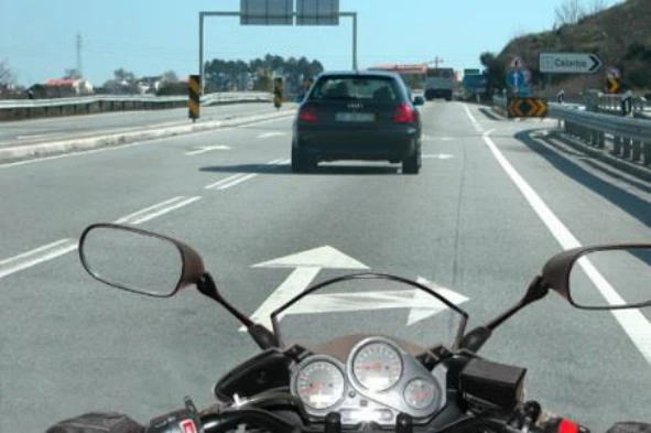 Nesta situação, em que vou passar sobre uma marca rodoviária, o que devo fazer? — pergunta R11Q0252 do exame de código IMT