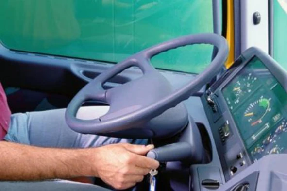 O condutor que ao circular em auto-estrada veja que, 200 m à sua frente, ocorreu um acidente, deve, como procedimento mais correcto: — pergunta R11Q0276 do exame de código IMT