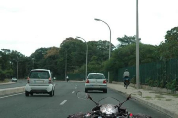 Como devo proceder para aumentar a distância de segurança que me separa do veículo que circula à minha frente? — pergunta R11Q0283 do exame de código IMT