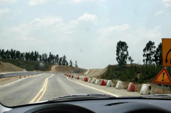 A marca rodoviária de cor amarela colocada no eixo da faixa de rodagem: — pergunta R11Q0290 do exame de código IMT