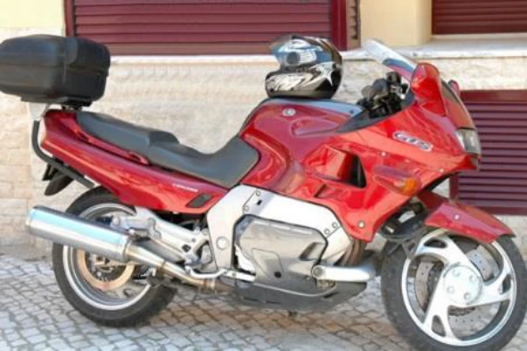 Num motociclo equipado com o sistema de travagem simultânea, sempre que se actua no sistema de travagem: — pergunta R11Q0308 do exame de código IMT